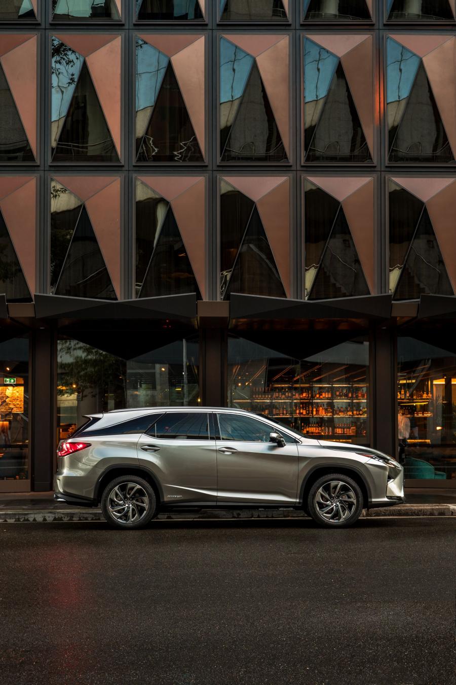 Lexus RX450hL 2018 года  (AU) (фото 18 из 22)